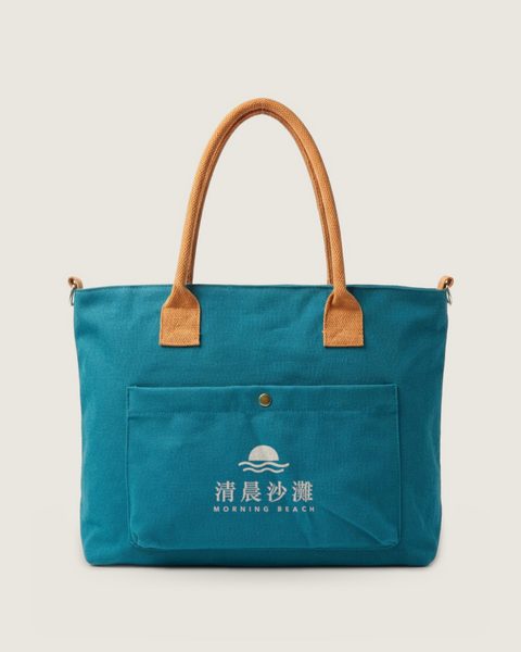 孔雀綠口袋托特包:放上清晨沙灘 Logo 的設計